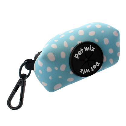 Compact poo bag holder that clips to the lead and stays put