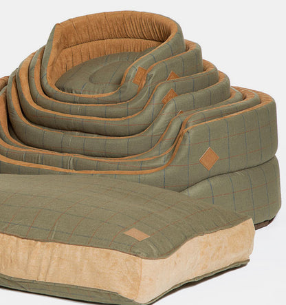 تصميم دنماركي - سرير من التويد الأخضر