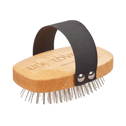LILA LOVES IT bristle brush for long-haired dogs – close-up of the bristles | Duke & Milo